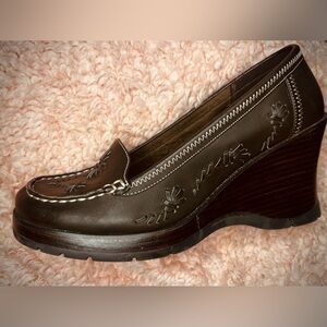 🔥Brown Faux Leather Wedge Shoes with Floral Embroidery